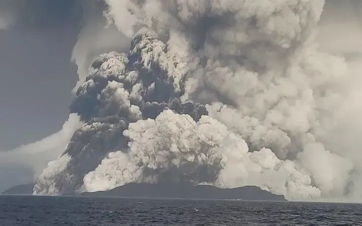 汤加火山喷发时犹如“世界末日”，人类应该从气候变化异常中吸取教训